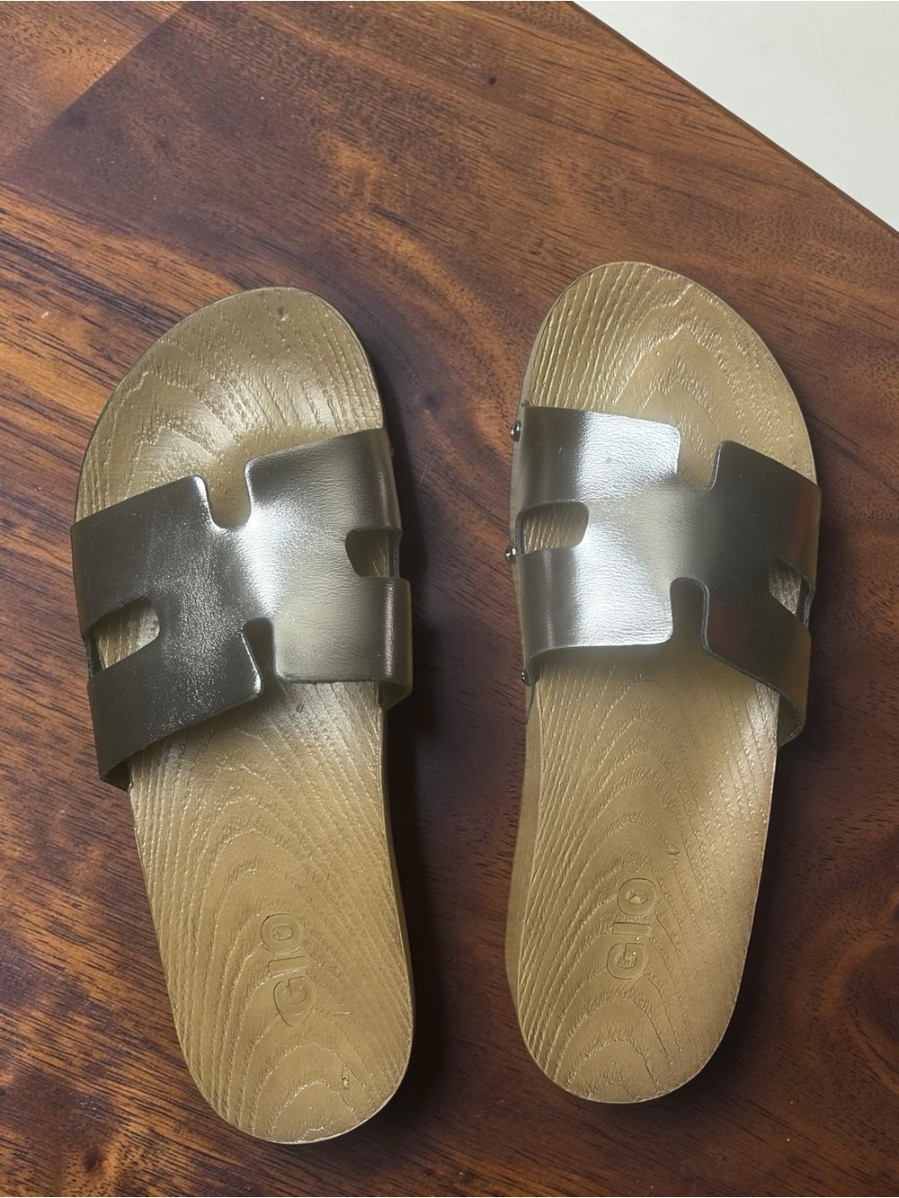 GIO Metallic Silver Cutout Slide Sandals Size 39 Wood-Look Footbed